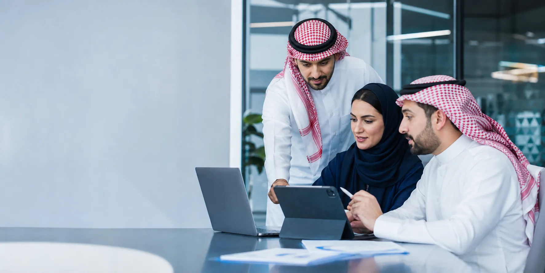 فريق أعمال يستخدم منصات UNU في بيئة عمل مشتركة